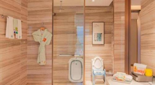 a bathroom with a shower with a toilet in it at Zhuhai Hongsanyi Hotel in Zhuhai