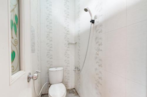 Ένα μπάνιο στο Elza House near Kalimalang RedPartner