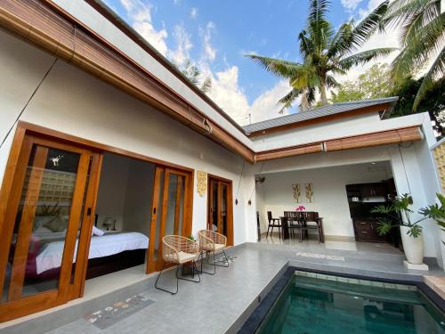 une maison d'hôtes avec une chambre et une piscine dans l'établissement Villa Lestari by MentariPro Bali, à Lovina