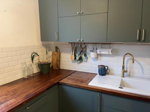 eine Küche mit Spüle und Arbeitsplatte in der Unterkunft La charmante petite maison in Croix