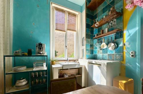 Η κουζίνα ή μικρή κουζίνα στο La Casa De Frida charme & poésie