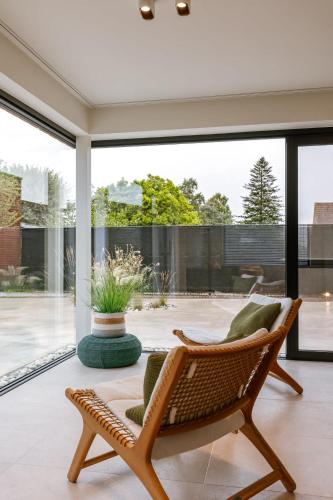 Posezení v ubytování Charming Chic Stay with Garden Views & Parking