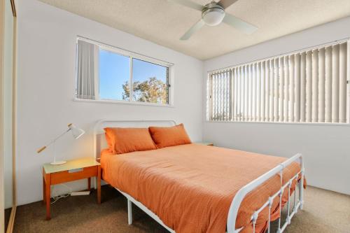 un dormitorio con una cama y una ventana en Windbourne Unit 11, 101 The Esplanade, Golden Beac, en Golden Beach