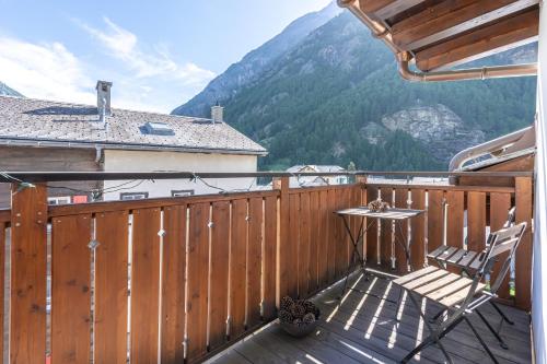 a balcony with a table and a view of a mountain at Comfortable apartment for 4-8 persons near Zermatt in Täsch