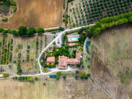 an overhead view of a house in a field at Marco & Andrea Agriturismo Collepina in Amelia
