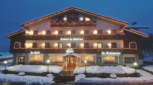 un grande edificio con la neve davanti di Hotel Comtes De Challant a Fenis