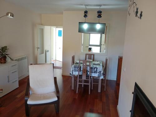 a kitchen and dining room with a table and chairs at Apartamentos Las Margas Sabiñánigo 3000 in Sabiñánigo