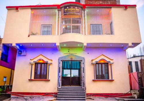 budynek z klatką schodową prowadzącą do drzwi wejściowych w obiekcie Omji - Shri Char Bhuja Dham Ashram - 2km from Ram Janmabhumi Temple w mieście Ayodhya