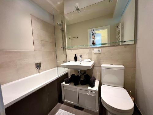 a bathroom with a toilet and a sink and a tub at Zentral & Ruhig mit Komfort in Niederdorla