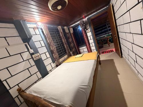 Habitación pequeña con cama en una casa en Kamal Rooms, en Gokarna