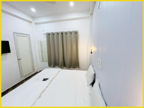 Gallery image of HOTEL VNX THE WHITE HOUSE STAY NEAR DASHASHWAMEDH GANGA GHAT & KASHI VISHWANATH TEMPLE- Offers Spotless & Well Decorated Rooms - #Wifi #Parking #Restaurant Facilities- Best Selling Premium Hotel In VARANASI - Book Now in Varanasi