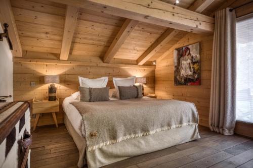 Postel nebo postele na pokoji v ubytování Flocons de Sel - Relais & Chateaux