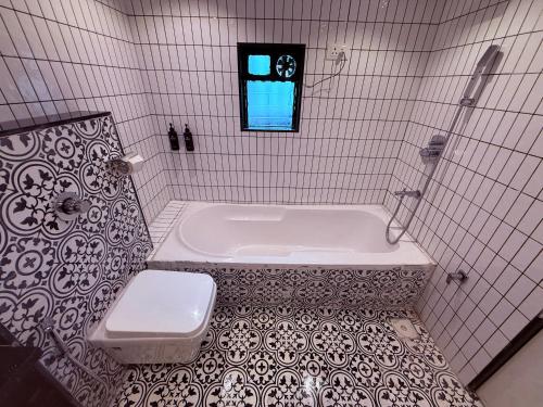 Un baño de Hotel Melody NX - Thane West