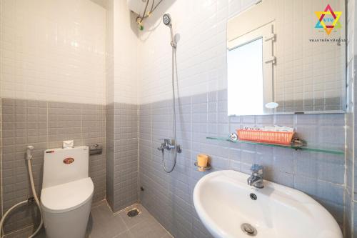 une salle de bains avec toilettes et lavabo dans l'établissement Starry Valley View - managed by Villa Tuan Vu Da Lat, à Đà Lạt