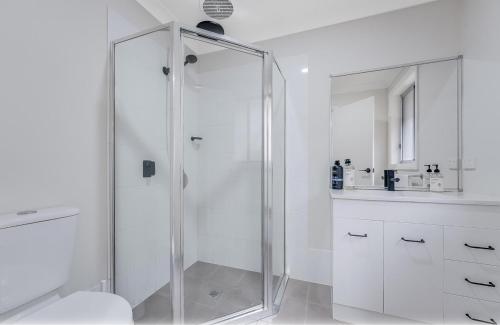 Ένα μπάνιο στο Renovated Cozy Family house - Wi-Fi, Parking
