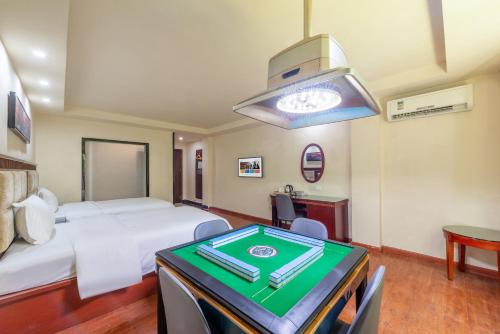 Ένα ή περισσότερα κρεβάτια σε δωμάτιο στο HuaHang-Hotel