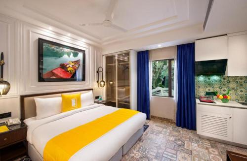 Un dormitorio con una cama grande y un baño. en Bloom Boutique l GK-1, en Nueva Delhi