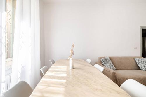 a dining room with a table and a couch at Interamna House, intero appartamento exclusive use in Terni