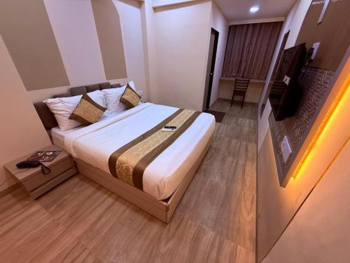 Una cama o camas en una habitación de Hotel Melody NX - Thane West