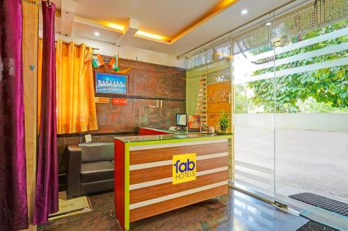 un restaurante de comida rápida con un escritorio y una silla en Via SLV Suites, en Bangalore