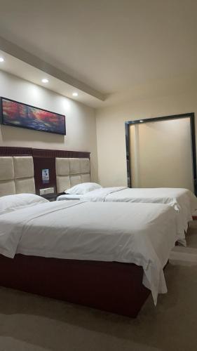 Ένα ή περισσότερα κρεβάτια σε δωμάτιο στο HuaHang-Hotel