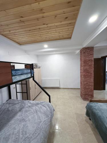 Postel nebo postele na pokoji v ubytování Flat in Bak'uriani