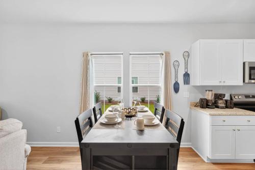 Η κουζίνα ή μικρή κουζίνα στο 4BR Townhouse with Golf View in Ocean Isle Beach