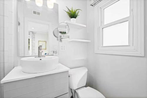 Et badeværelse på Charming Modern Escape with Outdoor Living