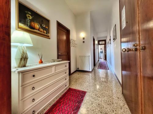 a hallway with a dresser and a red rug at Attico Altucci in Arezzo