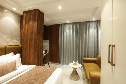 a hotel room with a bed and a desk at Hotel Aroma Plaza Delhi Airport in New Delhi