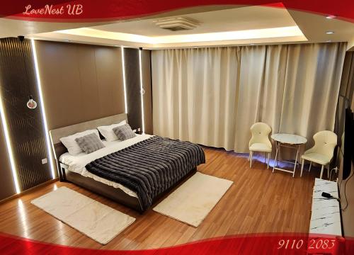 una camera da letto con un letto, un tavolo e delle sedie di LoveNest UB a Ulaanbaatar