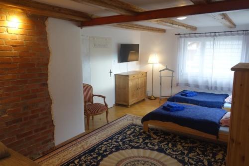 ein Schlafzimmer mit einem Bett und einer Kommode in einem Zimmer in der Unterkunft Vive-Là übernachten mit Charme! in Kusterdingen