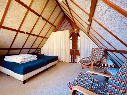 Zimmer mit einem Bett und einem Stuhl in einem Zelt in der Unterkunft De Vlier 9* in Nieuwvliet