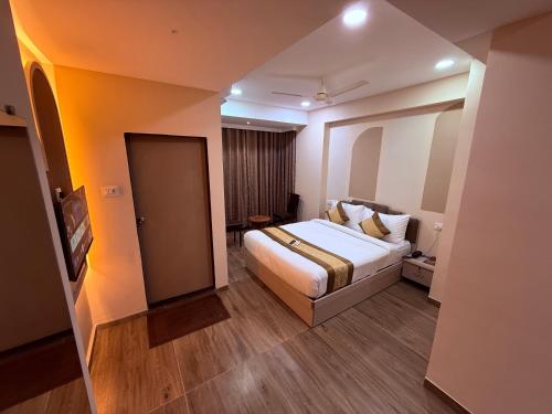 Una cama o camas en una habitación de Hotel Melody NX - Thane West