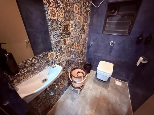 Un baño de Hotel Melody NX - Thane West