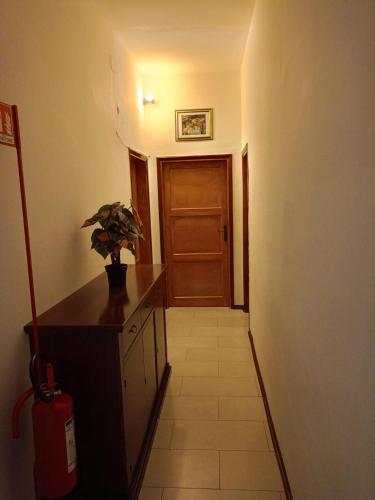 a hallway with a door and a potted plant at Giulia House in Certaldo
