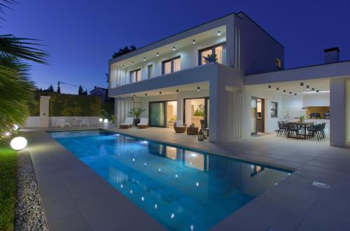 Villa LUMINOSA with outdoor and indoor pool and sauna