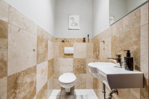 Bilik mandi di Grottger Luxury Boutique Hotel City