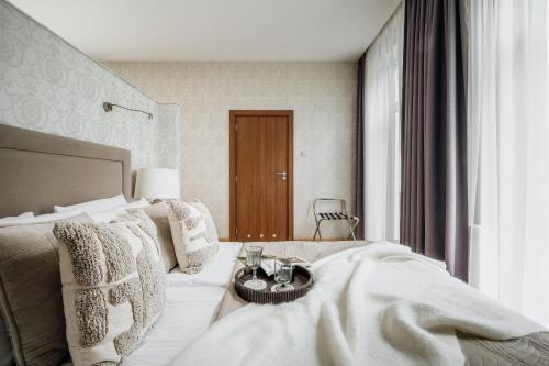 Katil atau katil-katil dalam bilik di Grottger Luxury Boutique Hotel City