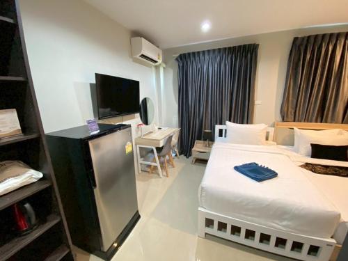 TV a/nebo společenská místnost v ubytování The Living Hotel SamutPrakan
