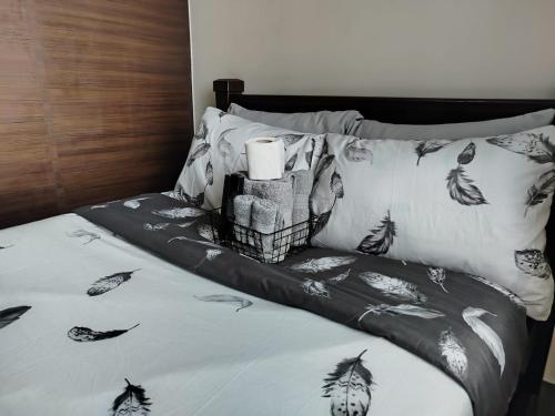 Cama o camas de una habitación en Air Makati -CitySkyline View High floor with Balcony