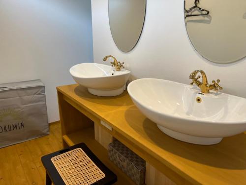 a bathroom with two sinks and a mirror at Onomichi Villa Ayah in Onomichi