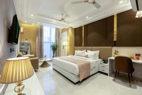 a hotel room with a bed and a desk at Hotel Aroma Plaza Delhi Airport in New Delhi