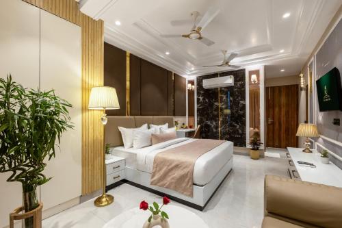 a hotel room with a bed and a desk at Hotel Aroma Plaza Delhi Airport in New Delhi