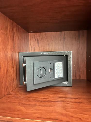 a microwave oven sitting on a wooden wall at Hostal Al-Andalus in Conil de la Frontera