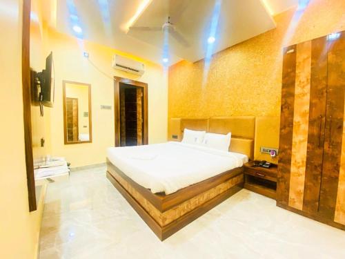 a bedroom with a large bed in a room at The Vrinda Haritage Siwan in Siwān