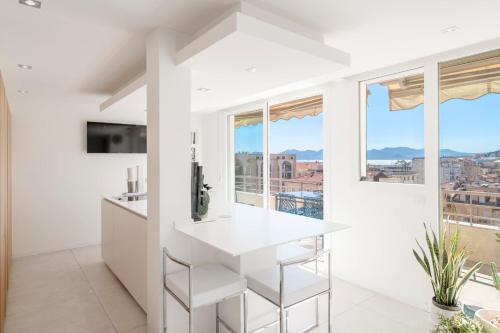 REF 1957 - Cannes Croisette -Sea view apartment for rent