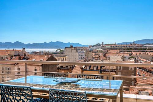 REF 1957 - Cannes Croisette -Sea view apartment for rent