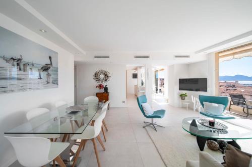 REF 1957 - Cannes Croisette -Sea view apartment for rent