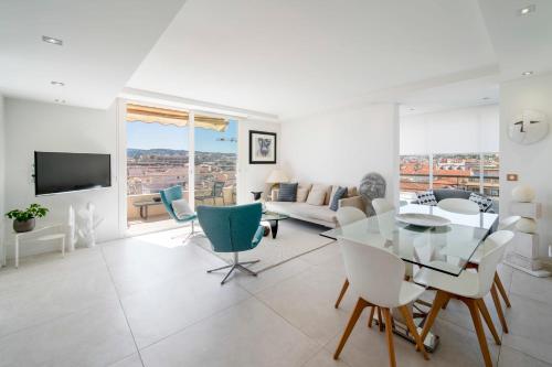 REF 1957 - Cannes Croisette -Sea view apartment for rent